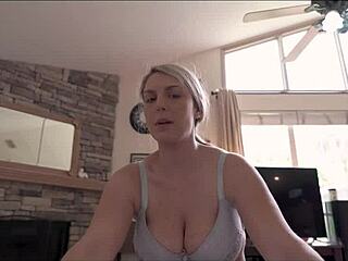 Podplacená Joslyn Jane, horká máma kamaráda dráždí v CFNM