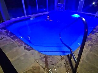 Мочавая шлюха служит туалетом в сыром фетиш-компиляции