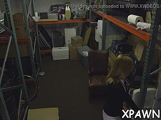 Amateur abre su coño mojado para follada dura en POV