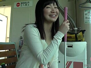 ถอดเสื้อโค้ทแล้วถ่ายร่างกายเอเชียเซ็กซี่ แบ่งเบาเลียและฉีดน้ำเงี่ยน