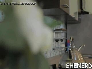 Seduzione di ragazza 18+ maggiorenne con occhiali