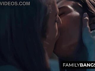 Hey, yeni üvey kardeşim Karla Kush ve Jill Kassidy ile ateşli bir bağ kurmamı izlemek ister misin?