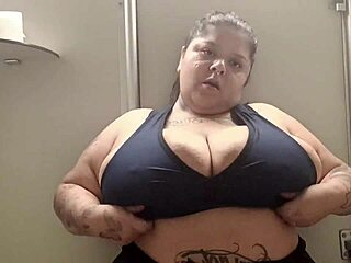 BBW Mary Jhuana shows off in gym bathroom 😜