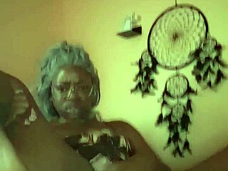 Nae feels pleasure playing with her twat in bed