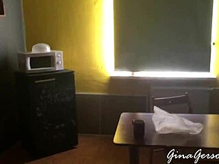 วัยรุ่นรัสเซียบลอนด์ผอม 18+ รอวีซ่าที่เซนต์ปีเตอร์สเบิร์กสาธารณะ