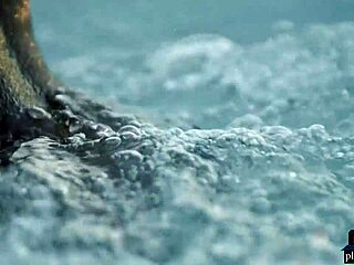 Belleza ébano Mimi Desuka se desnuda en la piscina para sesión de Playboy