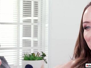 가슴 큰 의붓엄마, 의붓아들 자지 엉덩이에 갈구해