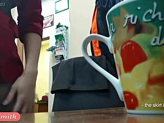 Jeny Smith si spoglia nuda al nuovo lavoro con telecamera nascosta, mi eccita!