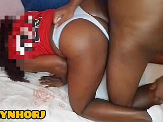 Dotado gozando na buceta da prima