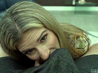 Madrastra Caliente Cory Chase Me Desafía a Pasar de Contrabando al Padrastro para Mamada Tabú