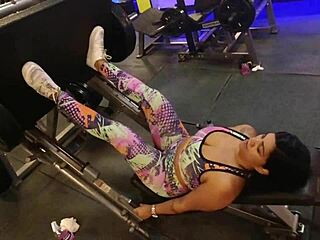 na academia sem calcinha treinando com tesão, blowjob e doggystyle público 🔥