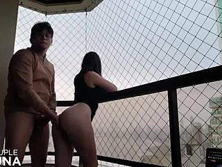 Ei, quer ver essa safada casada chupando um pauzão e levando na varanda?