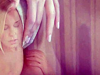 Σέξι softcore σκηνή με σόλο νεαρή 18+ που δαχτυλίζει τον εαυτό της