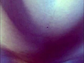 집에서 큰 자지 개새끼로 타고 클리토리스 타이브하는 레즈비언들