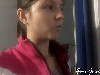 วัยรุ่นรัสเซียบลอนด์ผอม 18+ รอวีซ่าที่เซนต์ปีเตอร์สเบิร์กสาธารณะ