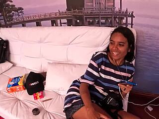 Alex Victor uči prostate play i postaje tvrd kao kamen u kućnom klipu