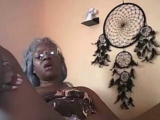 Nae feels pleasure playing with her twat in bed