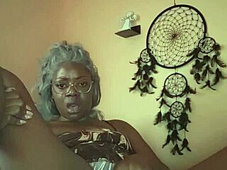 Nae feels pleasure playing with her twat in bed