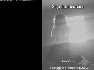 Jiran panas menggodai dari tingkap terbuka sementara cuckold pergi pasar