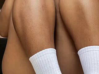 ¡Guau! Mira lo que hago sola y cachonda en casa - Pareja amateur Nysdel!