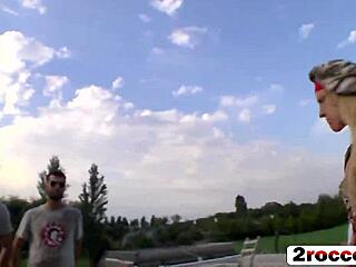 二人の淫乱な売春婦が軍の駐屯地で激しく犯される！