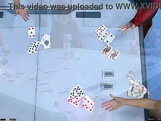 ติดอยู่ในอวกาศ 35: ใครชนะการเล่นสตริปโป๊กเกอร์ด้วยท่าทางกล้าหาญ?