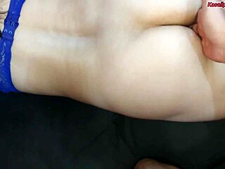 Sora vitregă braziliană în șorturi primește spermă pe canapea