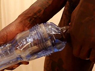 Hallelujah Johnson masturbira veliki crni kurac u Fleshlightu!