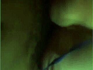 Bbcrhonnieが白人娘のマンコを巨大チンポで公衆支配