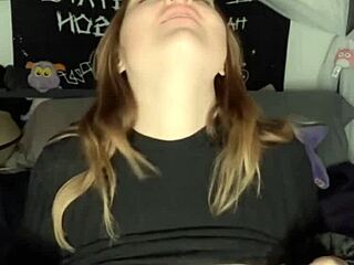 私をディルド吸ってオマンコ遊ぶの好き？