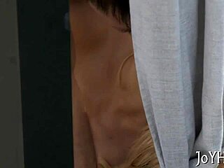 Тинејџерка снажно сиса курац и узима га дубоко у пичицу