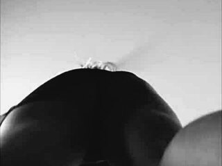 Jiran panas menggodai dari tingkap terbuka sementara cuckold pergi pasar