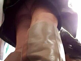 Gizli kamera, rastgele bir günde halka açık yerde sinsi etek altı anını yakaladı