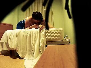 Oculta una cámara para grabar a la gorda mientras tiene sexo oral con él