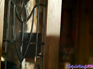 Orientální velkoprsá lesba naznačuje squirting po intenzivním orálním sezení