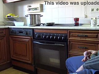 Рисковано домашно ебане с моята хорна заварена сестра завършва с мръсна кремпай