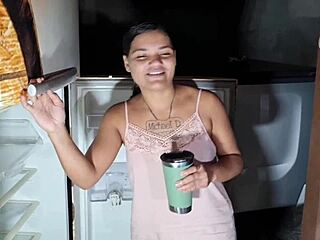 Dia Datang Untuk Peti Sejuk Tapi Akhirnya Kongkek Bontot Saya Malam Lewat