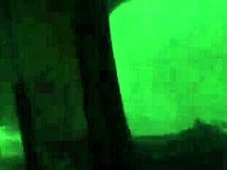 公園の車でスプーン位セックス、密着イチャラブ