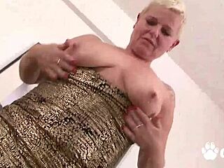 Ošklivá babička roztáhne nohy pro černý pták v punčochách