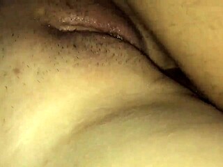 Tirando a virgindade do cu da novinha in a private moment