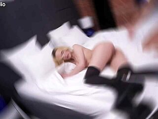 Ωχ, η πρώτη μου διπλή διείσδυση με έφηβη 18+ loli pop λεσβία με strap-on, τόσο τρελή!