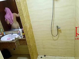 Hey, mau lihat Regina Noir telanjang di shower, gosok minyak di memek besarnya?