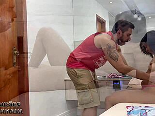 fodendo a gostosa e dando leitinho pra ela tomar