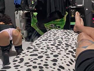 俺のスケベメイドがマッサージ中にチンポ欲しがってヤリたがる