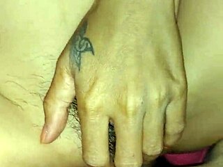 Mies laukeaa vaimonsa märkään pilluun seuran aikana.