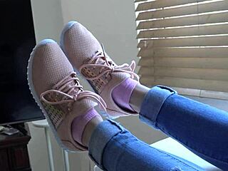 Фетиш Кристи на новые кроссовки заводит каждый раз, просто дико!