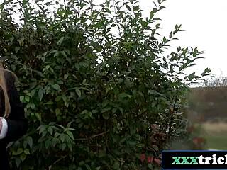 Söt rysk reporter knullad offentligt med kläderna på