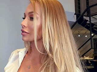 Nicole Aniston, eine schöne Frau, gibt ihrem Stiefsohn einen großen Schwanz