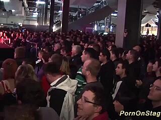 Видел настоящий лесбийский секс на публичной сцене? Присоединяйся к дикому шоу!