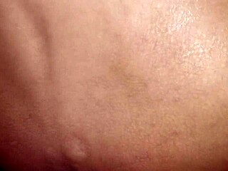 Aku hisap lelaki bertungkah 20 cm untuk seks anal